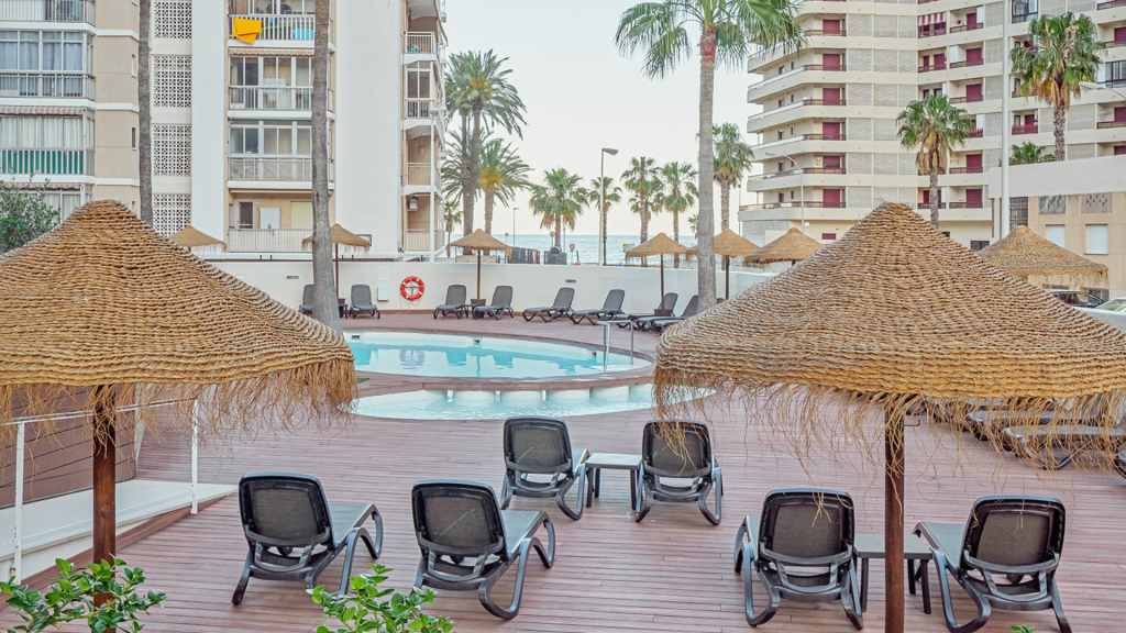 hotel en cullera con piscina y restaurante